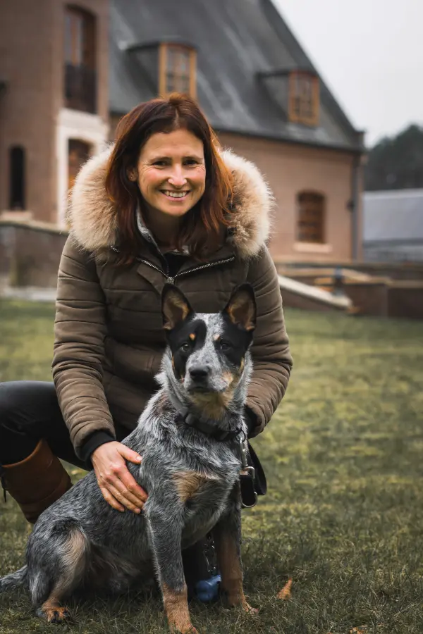 baasje met zittende hond